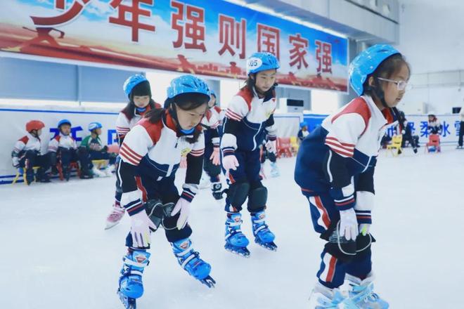 Bsports必一体育3000余名延庆娃开启上冰初体验！(图2)